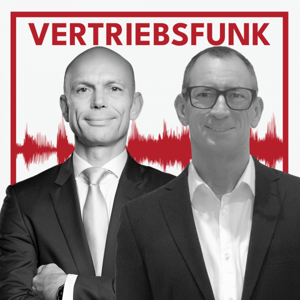 Schwarz-weiß Porträt von zwei lächelnden Männern (Christopher Funk links im dunklen Anzug mit Krawatte und verschränkten Armen, Manfred Albrecht rechts im dunklen Sakko über weißem Hemd mit Brille) vor weißem Hintergrund. Dahinter verläuft ein markantes rotes Schallwellen-Muster. Im oberen Bereich steht in roten Großbuchstaben der Titel "VERTRIEBSFUNK".