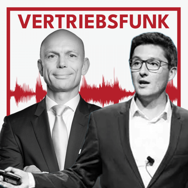 Schwarz-weiß Porträt von zwei lächelnden Männern (Christopher Funk links im dunklen Anzug mit Krawatte und verschränkten Armen, Felix Plötz rechts im dunklen Sakko über weißem Hemd mit Brille und Mikrofon) vor weißem Hintergrund. Dahinter verläuft ein markantes rotes Schallwellen-Muster. Im oberen Bereich steht in roten Großbuchstaben der Titel "VERTRIEBSFUNK".