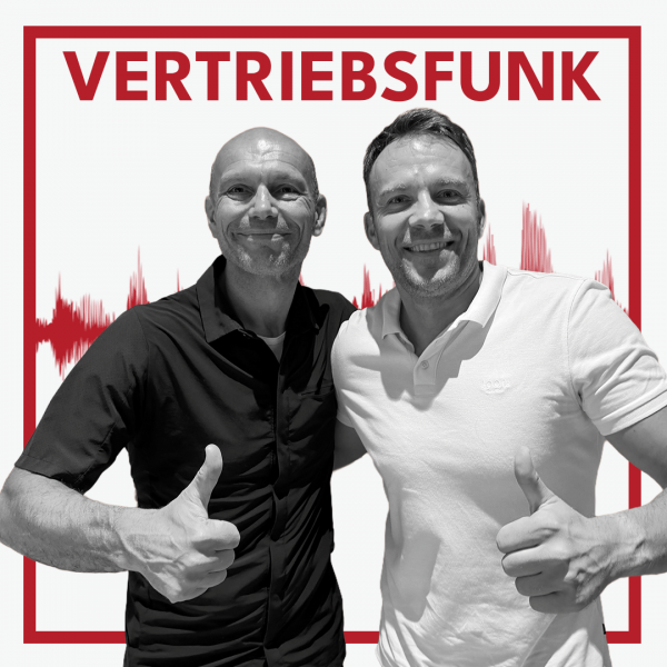 Schwarz-Weiß-Foto von zwei lächelnden Männern, die mit ausgestrecktem Arm Daumen hoch zeigen. Im Hintergrund eine rote Audiowelle und der rote Titel "VERTRIEBSFUNK". Das Bild zeigt Host Christopher Funk und seinen Gast Dietmar Schneider zur Podcast-Folge über Vertriebsführung im komplexen B2B-Lösungsverkauf.