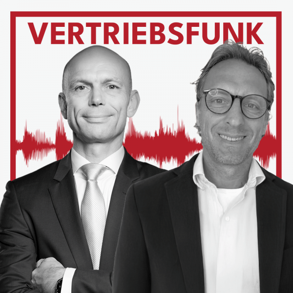 Podcast-Cover des VertriebsFunk mit zwei lächelnden Männern. Links der Host im formellen dunklen Anzug mit heller Krawatte und verschränkten Armen, rechts der Gast Bernd Prade mit Brille, dunklem Sakko und einem offenen weißen Hemd. Im Hintergrund eine rote Audiowelle auf weißem Grund und oben der rote Schriftzug „VERTRIEBSFUNK“, umrahmt von einem roten Rahmen.
