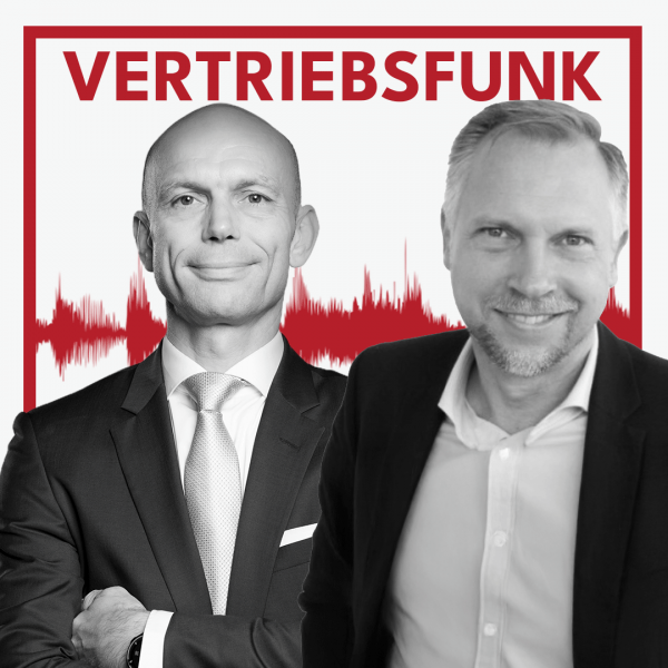 Schwarz-weiß Porträt von zwei lächelnden Männern im Anzug (Christopher Funk links im dunklen Anzug mit Krawatte, Daniel Müller rechts im Sakko mit offenem Hemd und Dreitagebart) vor weißem Hintergrund. Dahinter verläuft ein markantes rotes Schallwellen-Muster. Im oberen Bereich steht in roten Großbuchstaben der Titel "VERTRIEBSFUNK".