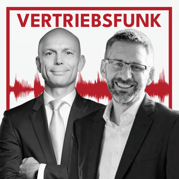 Schwarz-weiß Porträt von zwei lächelnden Männern (Christopher Funk links im dunklen Anzug mit Krawatte und verschränkten Armen, Henrik Zaborowski rechts im dunklen Sakko mit Brille und Bart) vor weißem Hintergrund. Dahinter verläuft ein markantes rotes Schallwellen-Muster. Im oberen Bereich steht in roten Großbuchstaben der Titel "VERTRIEBSFUNK".