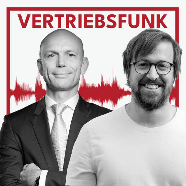 Podcast-Cover des VertriebsFunk mit zwei lächelnden Männern. Links der Host im formellen dunklen Anzug mit heller Krawatte und verschränkten Armen, rechts der Gast Patrick Trümpi mit Brille, Vollbart und einem weißen T-Shirt. Im Hintergrund eine rote Audiowelle auf weißem Grund und oben der rote Schriftzug „VERTRIEBSFUNK“, umrahmt von einem roten Rahmen.