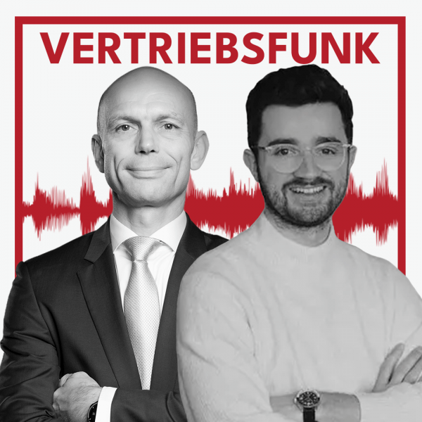Schwarz-Weiß-Foto von zwei Männern vor weißem Hintergrund. Links Christopher Funk im dunklen Anzug mit Krawatte und verschränkten Armen, rechts Jan Roskosch mit Brille, Bart und einem hellen Rollkragenpullover, der lächelt. Dazwischen eine rote Audiowelle, darüber der rote Titel „VERTRIEBSFUNK“. Das Bild steht für die Podcast-Folge über Angebotsdramaturgie und B2B Closing-Rate.