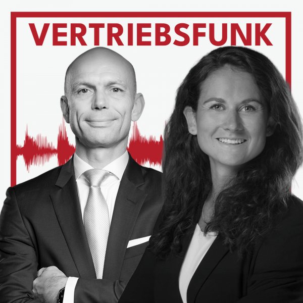 Schwarz-Weiß-Foto von zwei Personen vor weißem Hintergrund. Links Christopher Funk im dunklen Anzug mit Krawatte und verschränkten Armen, rechts Nicola Heume mit langen Haaren und einem dunklen Blazer über einem weißen Oberteil, die lächelt. Dazwischen eine rote Audiowelle, darüber der rote Titel „VERTRIEBSFUNK“. Das Bild steht für die Podcast-Folge über ChatGPT im Vertrieb.