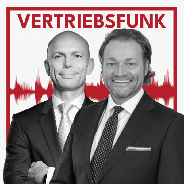 Schwarz-Weiß-Foto von zwei Männern vor weißem Hintergrund. Links Christopher Funk im dunklen Anzug mit Krawatte und verschränkten Armen, rechts Dirk Zupancic im dunklen Anzug mit gemusterter Krawatte und Einstecktuch, der lächelt. Dazwischen eine rote Audiowelle, darüber der rote Titel „VERTRIEBSFUNK“. Das Bild steht für die Podcast-Folge über den Notfallkoffer für den Vertrieb.