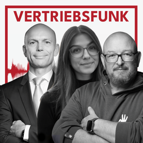 Schwarz-Weiß-Foto von drei Personen vor weißem Hintergrund. Links Christopher Funk im dunklen Anzug mit Krawatte und verschränkten Armen, in der Mitte Ailyn Arnold mit Brille und langen Haaren, rechts Björn Andres mit Brille, Bart und einem dunklen Hoodie. Dazwischen eine rote Audiowelle, darüber der rote Titel „VERTRIEBSFUNK“. Das Bild steht für die Podcast-Folge über Unternehmenskultur im Recruiting.