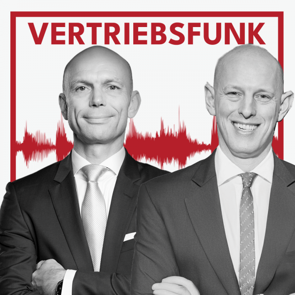 Podcast-Cover des VertriebsFunk mit zwei lächelnden Männern. Links der Host im formellen dunklen Anzug mit heller Krawatte und verschränkten Armen, rechts der Gast Alexander Hoeppel in einem dunklen Anzug mit gemusterter Krawatte. Im Hintergrund eine rote Audiowelle auf weißem Grund und oben der rote Schriftzug „VERTRIEBSFUNK“, umrahmt von einem roten Rahmen.
