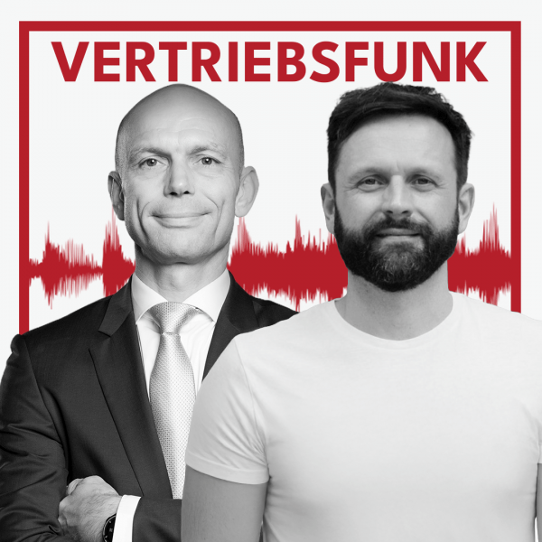 Schwarz-Weiß-Foto von zwei Männern vor weißem Hintergrund. Links Christopher Funk im dunklen Anzug mit Krawatte und verschränkten Armen, rechts Björn W. Schäfer mit Bart und einem weißen T-Shirt. Dazwischen eine rote Audiowelle, darüber der rote Titel „VERTRIEBSFUNK“. Das Bild steht für die Podcast-Folge über die vier Säulen des erfolgreichen Vertriebs.