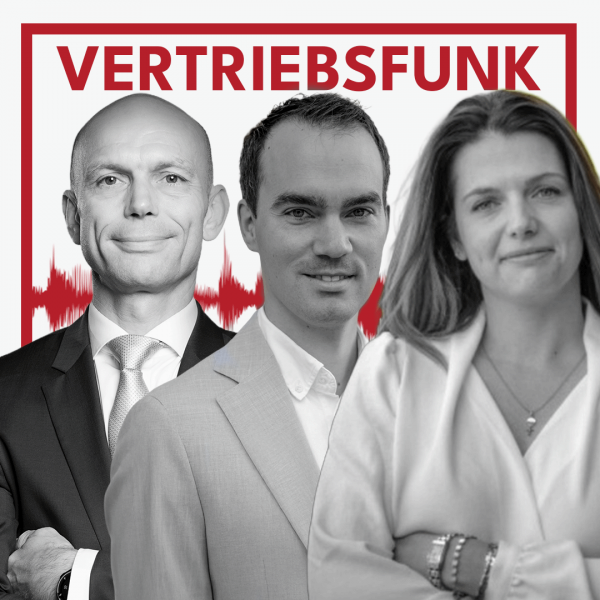 Schwarz-Weiß-Foto von drei Personen vor weißem Hintergrund. Links Christopher Funk im dunklen Anzug mit Krawatte und verschränkten Armen, in der Mitte Patrik Rendel im hellen Sakko mit offenem Hemd, rechts Nathalie Médard mit langen Haaren, einer Kette und einem hellen Blazer. Dazwischen eine rote Audiowelle, darüber der rote Titel „VERTRIEBSFUNK“. Das Bild steht für die Podcast-Folge über Candidate Experience, Employer Branding und Arbeitgeber-Siegel.