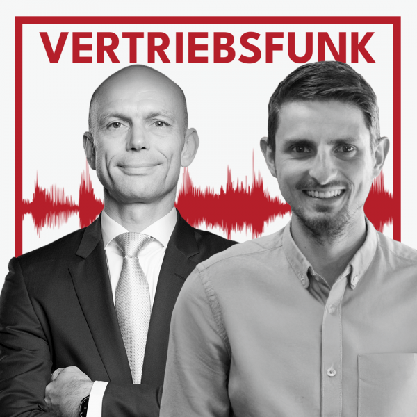 Schwarz-Weiß-Foto von zwei Männern vor weißem Hintergrund. Links Christopher Funk im dunklen Anzug mit Krawatte und verschränkten Armen, rechts Thomas Kirchner mit Bart und einem hellen Hemd, der lächelt. Dazwischen eine rote Audiowelle, darüber der rote Titel „VERTRIEBSFUNK“. Das Bild steht für die Podcast-Folge über besseres Verkaufen mit KI.