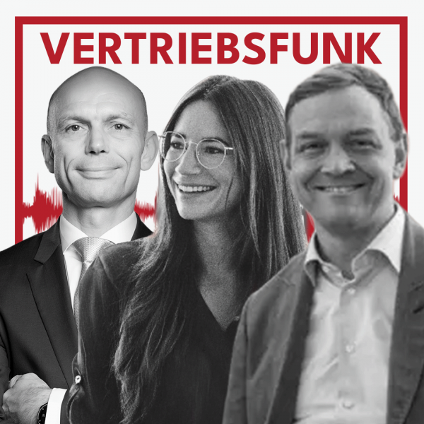 Schwarz-Weiß-Foto von drei Personen vor weißem Hintergrund. Links Christopher Funk im dunklen Anzug mit Krawatte und verschränkten Armen, in der Mitte eine lächelnde Frau mit Brille und langen Haaren, rechts ein lächelnder Mann im grauen Sakko mit offenem Hemd. Dazwischen eine rote Audiowelle, darüber der rote Titel „VERTRIEBSFUNK“. Das Bild steht für die Podcast-Folge über Mitarbeiterbeteiligung.