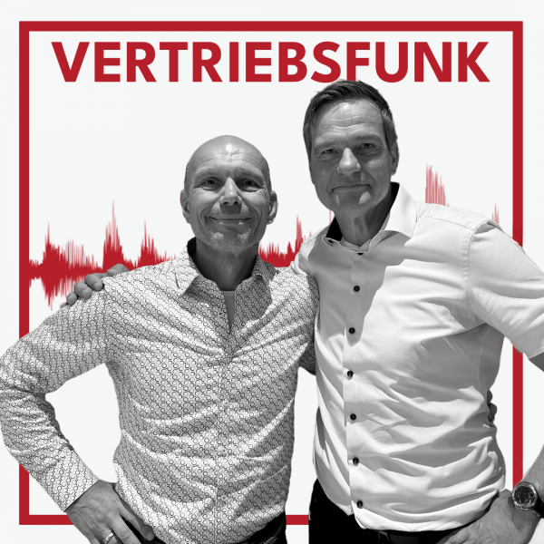 Schwarz-Weiß-Foto von zwei lächelnden Männern, die freundschaftlich nebeneinanderstehen. Auf dem weißen Hintergrund sind eine rote Audiowelle und der rote Titel „VERTRIEBSFUNK“ zu sehen. Das Bild zeigt Host Christopher Funk (links) und seinen Gast Olaf Detlef (rechts) zum Thema internationaler B2B-Vertrieb.