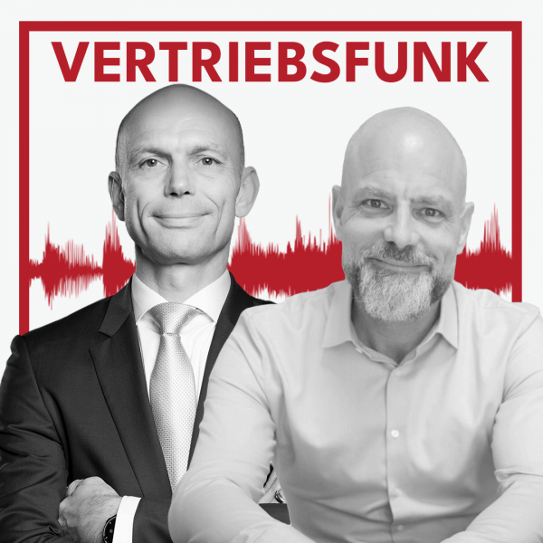 Schwarz-Weiß-Foto von zwei Männern vor weißem Hintergrund. Links Christopher Funk im dunklen Anzug mit Krawatte und verschränkten Armen, rechts Alexander Siegmund mit Brille und weißem Hemd. Dazwischen eine rote Audiowelle, darüber der rote Titel „VERTRIEBSFUNK“. Das Bild steht für die Podcast-Folge über betriebliche Altersvorsorge und Smart Pension.