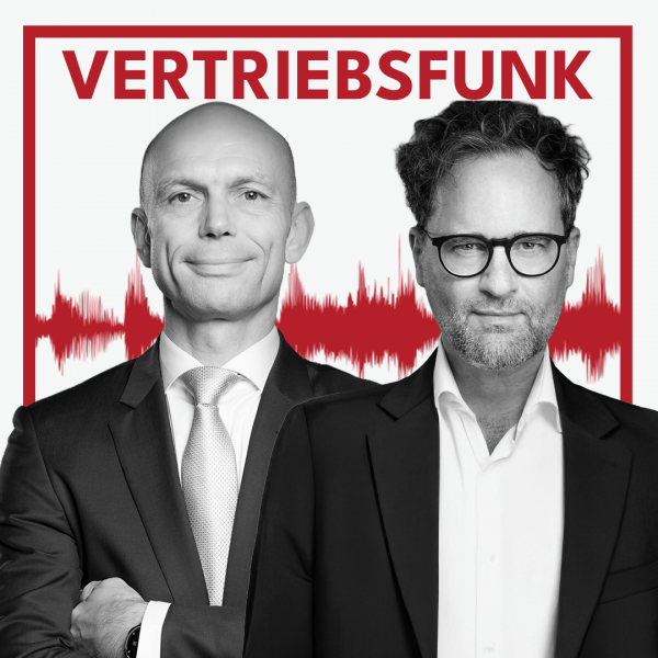 Schwarz-Weiß-Foto von zwei Männern vor weißem Hintergrund. Links Christopher Funk im dunklen Anzug mit Krawatte und verschränkten Armen, rechts Patric Weiler mit Brille, Bart und einem dunklen Sakko über einem weißen Hemd, der lächelt. Dazwischen eine rote Audiowelle, darüber der rote Titel „VERTRIEBSFUNK“. Das Bild steht für die Podcast-Folge über die Customer Journey.