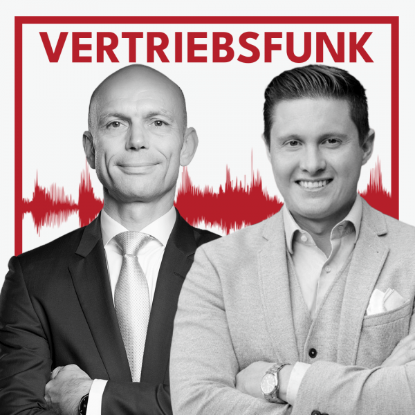 Schwarz-Weiß-Foto von zwei Männern vor weißem Hintergrund. Links Christopher Funk im dunklen Anzug mit Krawatte und verschränkten Armen, rechts Sebastian Lindner im hellen Sakko mit Weste und Einstecktuch, der lächelt. Dazwischen eine rote Audiowelle, darüber der rote Titel „VERTRIEBSFUNK“. Das Bild steht für die Podcast-Folge über die Frage, ob die beste Fachkraft auch die beste Führungskraft ist.