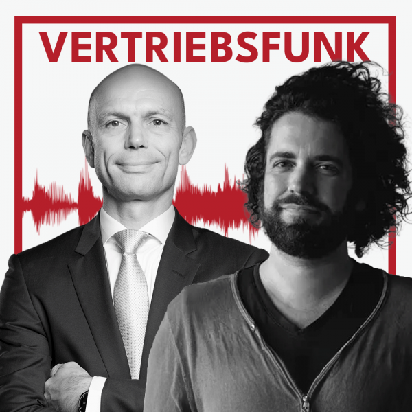 Schwarz-weiß Porträt von zwei lächelnden Männern (Christopher Funk links im dunklen Anzug mit Krawatte und verschränkten Armen, Martin Cordsmeier rechts mit lockigen Haaren und Bart in einem dunklen Pullover) vor weißem Hintergrund. Dahinter verläuft ein markantes rotes Schallwellen-Muster. Im oberen Bereich steht in roten Großbuchstaben der Titel "VERTRIEBSFUNK".
