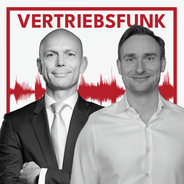 Schwarz-Weiß-Foto von zwei Männern vor weißem Hintergrund. Links Christopher Funk im dunklen Anzug mit Krawatte und verschränkten Armen, rechts Christian Dimanski mit einem weißen Hemd, der lächelt. Dazwischen eine rote Audiowelle, darüber der rote Titel „VERTRIEBSFUNK“. Das Bild steht für die Podcast-Folge über KI Hacks im Vertrieb.