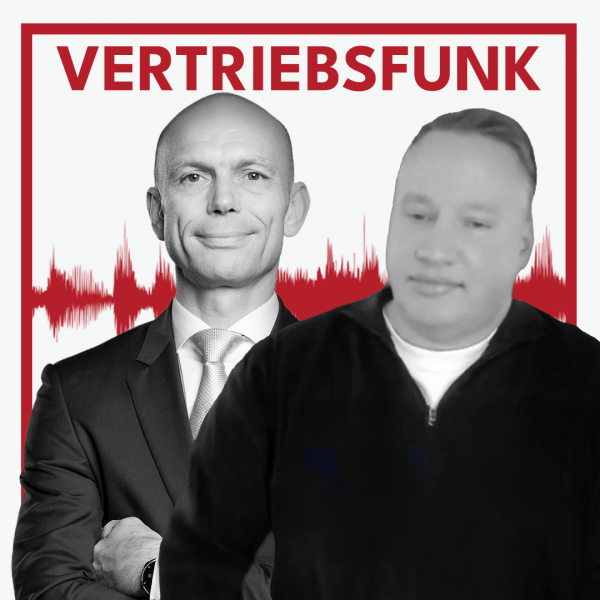 Schwarz-Weiß-Foto von zwei Männern vor weißem Hintergrund. Links Christopher Funk im dunklen Anzug mit Krawatte und verschränkten Armen, rechts Stefan Barnewitz in einem dunklen Pullover. Dazwischen eine rote Audiowelle, darüber der rote Titel „VERTRIEBSFUNK“. Das Bild steht für die Podcast-Folge über virtuelle Produktpräsentationen im B2B-Vertrieb.