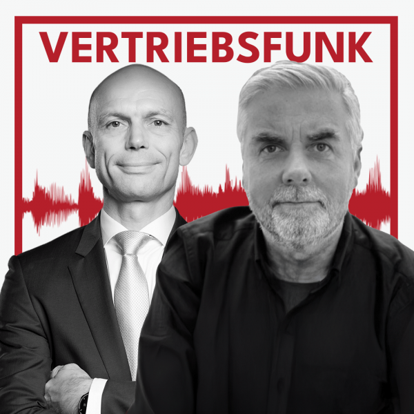 Schwarz-Weiß-Foto von zwei Männern vor weißem Hintergrund. Links Christopher Funk im dunklen Anzug mit Krawatte und verschränkten Armen, rechts Dirk Gleisner mit grauen Haaren und Bart sowie einem dunklen Hemd. Dazwischen eine rote Audiowelle, darüber der rote Titel „VERTRIEBSFUNK“. Das Bild steht für die Podcast-Folge über die Eigenschaften eines Top-Verkäufers.