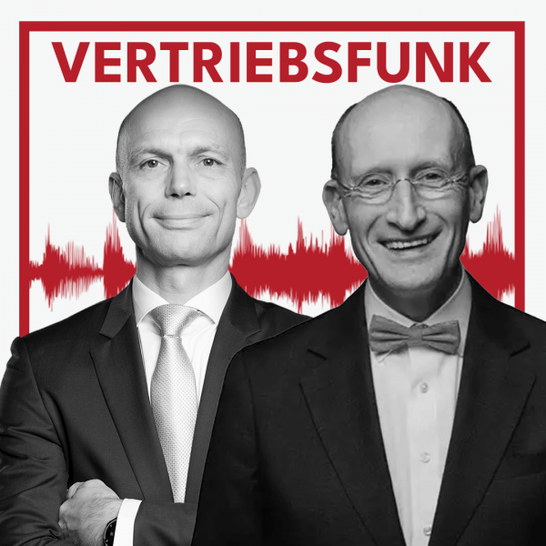 Schwarz-weiß Porträt von zwei lächelnden Männern (Christopher Funk links im dunklen Anzug mit Krawatte und verschränkten Armen, Prof. Uwe Kanning rechts im dunklen Sakko mit Fliege und Brille) vor weißem Hintergrund. Dahinter verläuft ein markantes rotes Schallwellen-Muster. Im oberen Bereich steht in roten Großbuchstaben der Titel "VERTRIEBSFUNK".