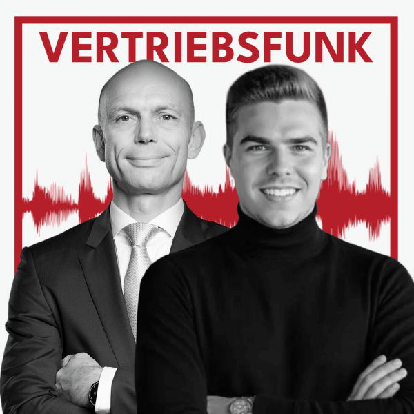 Schwarz-Weiß-Foto von zwei Männern vor weißem Hintergrund. Links Christopher Funk im dunklen Anzug mit Krawatte und verschränkten Armen, rechts Anthony Filipiak in einem schwarzen Rollkragenpullover mit verschränkten Armen, der lächelt. Dazwischen eine rote Audiowelle, darüber der rote Titel „VERTRIEBSFUNK“. Das Bild steht für die Podcast-Folge über KI-Agenten im B2B-Vertrieb.