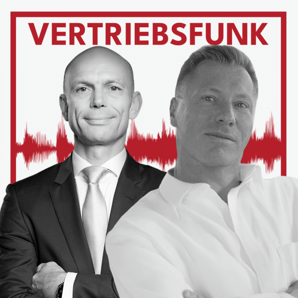 Schwarz-weiß Porträt von zwei lächelnden Männern (Christopher Funk links im dunklen Anzug mit Krawatte und verschränkten Armen, Markus Mingers rechts im weißen Hemd mit Bart) vor weißem Hintergrund. Dahinter verläuft ein markantes rotes Schallwellen-Muster. Im oberen Bereich steht in roten Großbuchstaben der Titel "VERTRIEBSFUNK".
