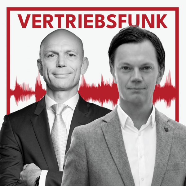 Podcast-Cover des VertriebsFunk mit zwei lächelnden Männern. Links der Host im formellen dunklen Anzug mit heller Krawatte und verschränkten Armen, rechts der Gast Marco Adelt im grauen Sakko mit offenem weißen Hemd. Im Hintergrund eine rote Audiowelle auf weißem Grund und oben der rote Schriftzug „VERTRIEBSFUNK“, umrahmt von einem roten Rahmen.