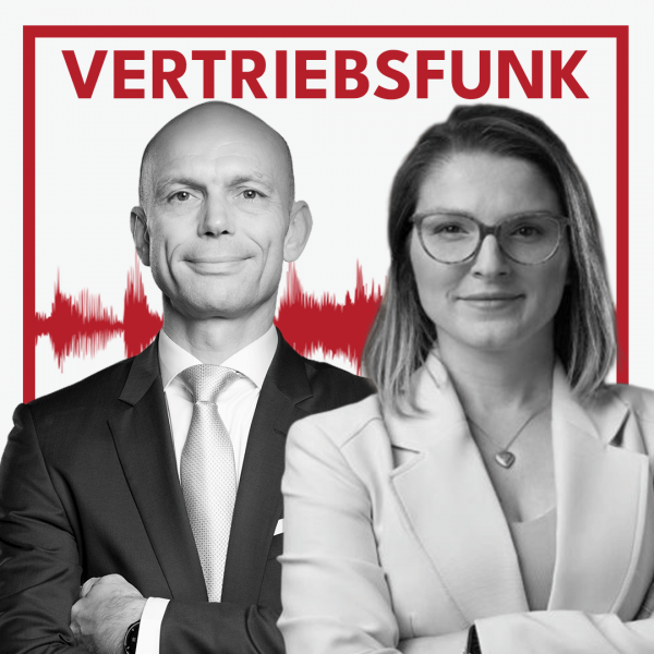 Schwarz-Weiß-Foto von zwei Personen vor weißem Hintergrund. Links Christopher Funk im dunklen Anzug mit Krawatte und verschränkten Armen, rechts Christiana Kunzner mit Brille, Kette und hellem Blazer. Dazwischen eine rote Audiowelle, darüber der rote Titel „VERTRIEBSFUNK“. Das Bild steht für die Podcast-Folge über effektive Lead-Qualifizierungsstrategien.