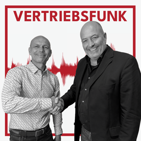 Podcast-Cover des VertriebsFunk mit zwei lächelnden Männern, die sich die Hände schütteln. Links der Host in einem gemusterten Freizeithemd mit Jeansgürtel, rechts der Gast Markus Milz in einem dunklen Sakko über einem schwarzen Hemd. Im Hintergrund eine rote Audiowelle auf weißem Grund und oben der rote Schriftzug „VERTRIEBSFUNK“, umrahmt von einem roten Rahmen.