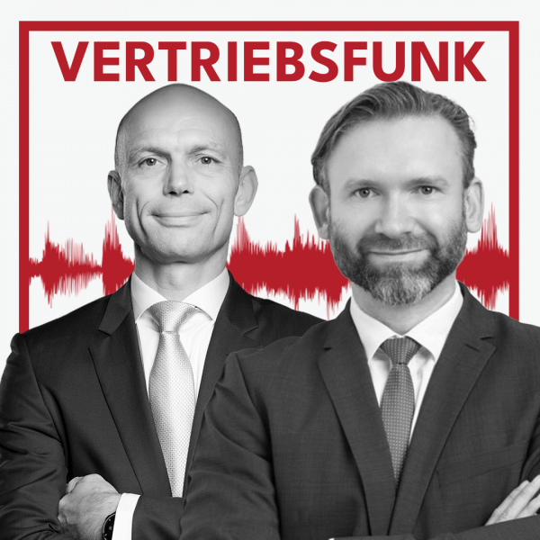 Schwarz-Weiß-Foto von zwei Männern vor weißem Hintergrund. Links Christopher Funk im dunklen Anzug mit Krawatte und verschränkten Armen, rechts Matthias Wolf mit Bart, dunklem Anzug und Krawatte, der lächelt. Dazwischen eine rote Audiowelle, darüber der rote Titel „VERTRIEBSFUNK“. Das Bild steht für die Podcast-Folge über Unternehmensnachfolge und Vermögenssicherung.