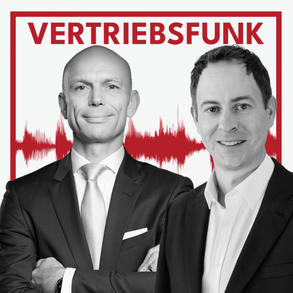 Podcast-Cover des VertriebsFunk mit zwei lächelnden Männern. Links der Host im dunklen Anzug mit Krawatte und verschränkten Armen, rechts der Gast Prof. Dr. Jan Wieseke im dunklen Sakko mit offenem weißen Hemd. Im Hintergrund eine rote Audiowelle auf weißem Grund und oben der rote Schriftzug „VERTRIEBSFUNK“, umrahmt von einem roten Rahmen.