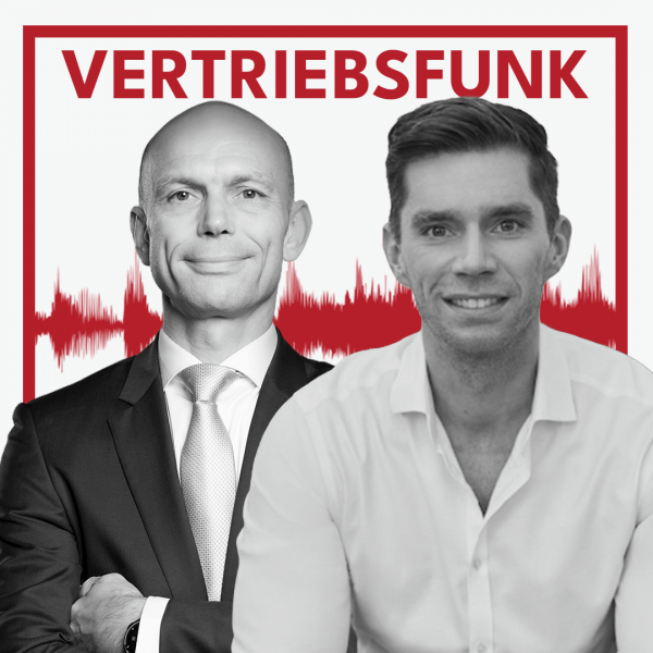 Schwarz-Weiß-Foto von zwei Männern vor weißem Hintergrund. Links Christopher Funk im dunklen Anzug mit Krawatte und verschränkten Armen, rechts Maximilian Lux in einem weißen Hemd, der lächelt. Dazwischen eine rote Audiowelle, darüber der rote Titel „VERTRIEBSFUNK“. Das Bild steht für die Podcast-Folge über LinkedIn als Vertriebsmaschine und KI-Tools.