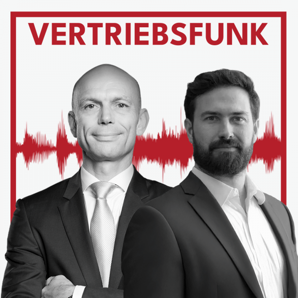 Schwarz-Weiß-Foto von zwei Männern im Anzug vor weißem Hintergrund. Links Christopher Funk mit verschränkten Armen und Krawatte, rechts Frederik Meßmer mit offenem Hemdkragen und Bart. Dazwischen eine rote Audiowelle, darüber der rote Titel „VERTRIEBSFUNK“. Das Bild steht für die Podcast-Folge über systemischen Vertrieb.