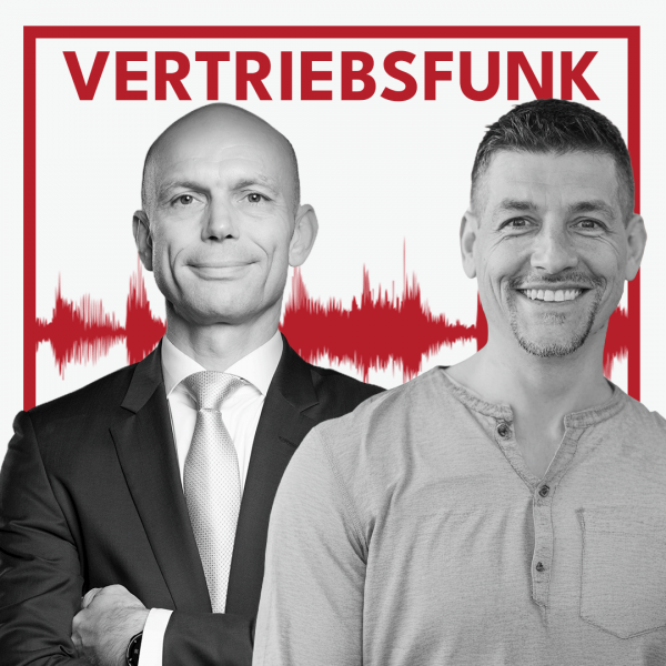 Schwarz-Weiß-Foto von zwei Männern vor weißem Hintergrund. Links Christopher Funk im dunklen Anzug mit Krawatte und verschränkten Armen, rechts Steffen Fritz in einem grauen Hemd mit Knopfleiste, der lächelt. Dazwischen eine rote Audiowelle, darüber der rote Titel „VERTRIEBSFUNK“. Das Bild steht für die Podcast-Folge über die Integration von Vertrieb und Marketing.