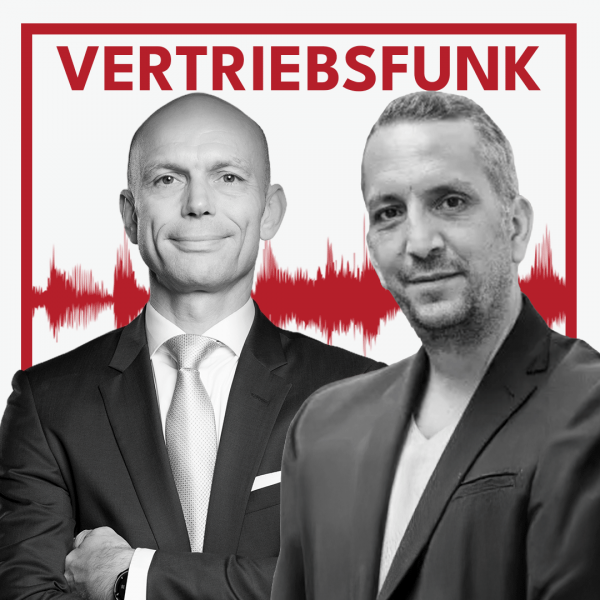 Podcast-Cover des VertriebsFunk mit zwei lächelnden Männern. Links der Host im formellen dunklen Anzug mit heller Krawatte und verschränkten Armen, rechts der Gast Mourad Bihman mit kurzen Haaren, einem dunklen Sakko und einem weißen T-Shirt. Im Hintergrund eine rote Audiowelle auf weißem Grund und oben der rote Schriftzug „VERTRIEBSFUNK“, umrahmt von einem roten Rahmen.