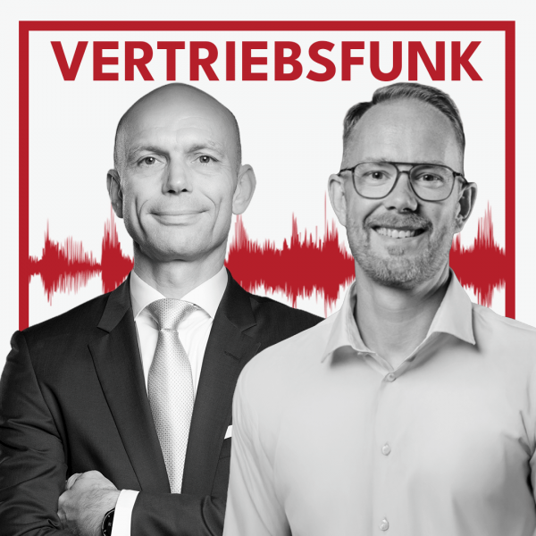 Schwarz-Weiß-Foto von zwei Männern vor weißem Hintergrund. Links Christopher Funk im dunklen Anzug mit Krawatte und verschränkten Armen, rechts Christian Kocura mit Brille und einem hellen Hemd, der lächelt. Dazwischen eine rote Audiowelle, darüber der rote Titel „VERTRIEBSFUNK“. Das Bild steht für die Podcast-Folge über Telefondienstleistungen für Unternehmen.