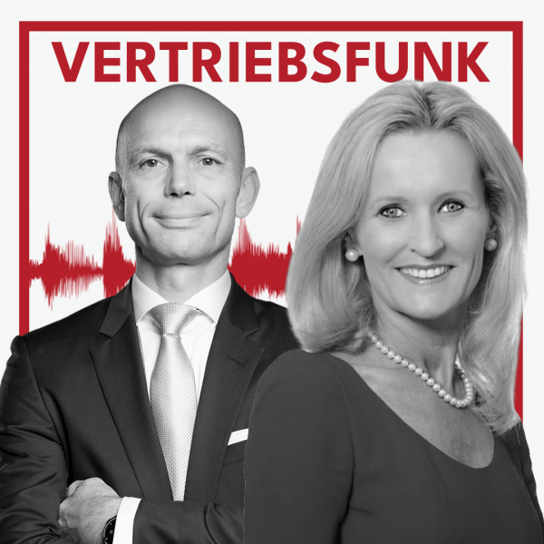 Podcast-Cover des VertriebsFunk mit zwei lächelnden Personen. Links der Host im formellen dunklen Anzug mit heller Krawatte und verschränkten Armen, rechts die Gastgeberin Ulrike Winzer mit schulterlangen blonden Haaren, Perlenohrringen und einer Perlenkette. Im Hintergrund eine rote Audiowelle auf weißem Grund und oben der rote Schriftzug „VERTRIEBSFUNK“, umrahmt von einem roten Rahmen.
