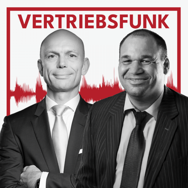 Zwei lächelnde Männer in dunklen Anzügen und Krawatten vor einem weißen Hintergrund mit rotem Rahmen und rotem Schallwellen-Muster. Oben prangt in großen roten Buchstaben der Titel „VERTRIEBSFUNK“.