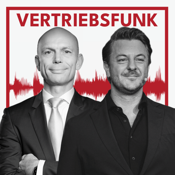 Schwarz-weiß Porträt von zwei lächelnden Männern (Christopher Funk links im dunklen Anzug mit Krawatte und verschränkten Armen, Matthias Aumann rechts im dunklen Hemd mit Bart) vor weißem Hintergrund. Dahinter verläuft ein markantes rotes Schallwellen-Muster. Im oberen Bereich steht in roten Großbuchstaben der Titel "VERTRIEBSFUNK".