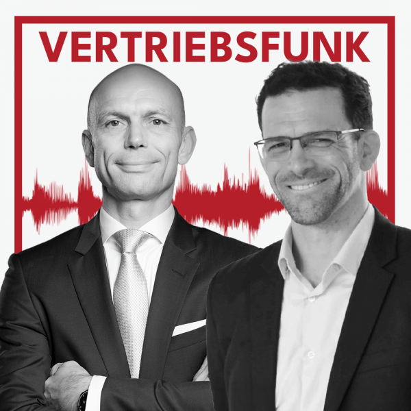 Schwarz-Weiß-Foto von zwei Männern vor weißem Hintergrund. Links Christopher Funk im dunklen Anzug mit Krawatte und verschränkten Armen, rechts Francis Kremer mit Brille, Bart und einem dunklen Sakko über einem weißen Hemd, der lächelt. Dazwischen eine rote Audiowelle, darüber der rote Titel „VERTRIEBSFUNK“. Das Bild steht für die Podcast-Folge über Business und Sales in China heute.