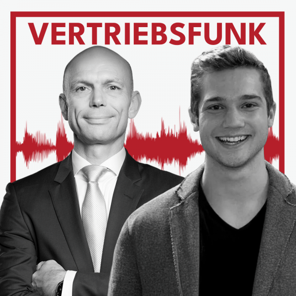 Schwarz-weiß Porträt von zwei lächelnden Männern (Christopher Funk links im dunklen Anzug mit Krawatte und verschränkten Armen, Jim Menter rechts im grauen Sakko über schwarzem T-Shirt) vor weißem Hintergrund. Dahinter verläuft ein markantes rotes Schallwellen-Muster. Im oberen Bereich steht in roten Großbuchstaben der Titel "VERTRIEBSFUNK".