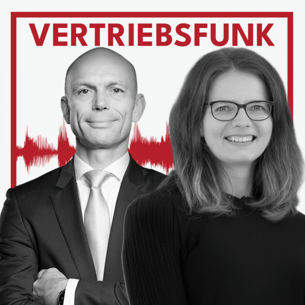 Podcast-Cover des VertriebsFunk mit zwei lächelnden Personen. Links der Host im formellen dunklen Anzug mit heller Krawatte und verschränkten Armen, rechts die Gastgeberin Anna Pointner mit Brille, langen welligen Haaren und einem schwarzen Oberteil. Im Hintergrund eine rote Audiowelle auf weißem Grund und oben der rote Schriftzug „VERTRIEBSFUNK“, umrahmt von einem roten Rahmen.