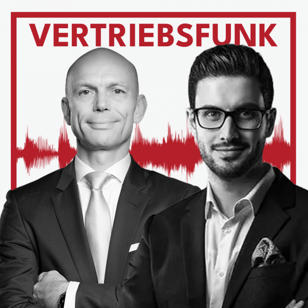 Podcast-Cover des VertriebsFunk mit zwei lächelnden Männern. Links der Host im formellen dunklen Anzug mit heller Krawatte und verschränkten Armen, rechts der Gast mit Brille, Bart, dunklem Sakko, offenem weißen Hemd und einem gemusterten Einstecktuch. Im Hintergrund eine rote Audiowelle auf weißem Grund und oben der rote Schriftzug „VERTRIEBSFUNK“, umrahmt von einem roten Rahmen.
