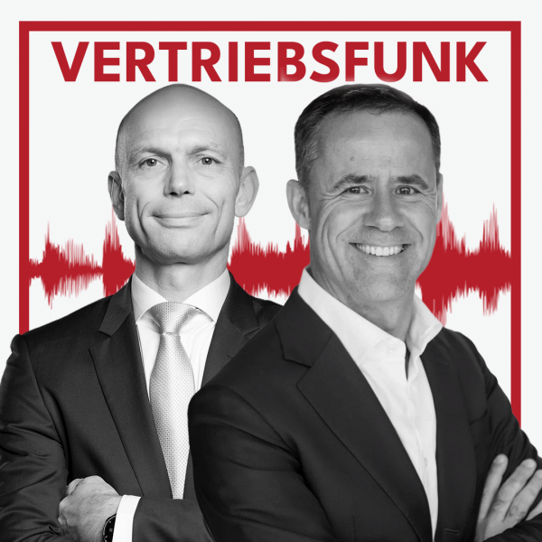 Schwarz-Weiß-Foto von zwei Männern vor weißem Hintergrund. Links Christopher Funk im dunklen Anzug mit Krawatte und verschränkten Armen, rechts Patrik Utz im dunklen Sakko mit offenem Hemd, der lächelt. Dazwischen eine rote Audiowelle, darüber der rote Titel „VERTRIEBSFUNK“. Das Bild steht für die Podcast-Folge über effizienten Vertrieb.