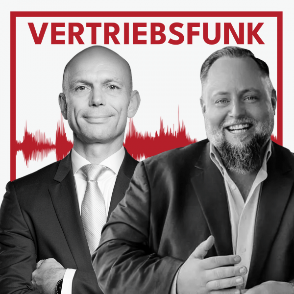 Podcast-Cover des VertriebsFunk mit zwei lächelnden Männern. Links der Host im formellen dunklen Anzug mit heller Krawatte und verschränkten Armen, rechts der Gast Philipp Erik Breitenfeld mit einem gepflegten Vollbart, dunklem Sakko und offenem weißen Hemd. Im Hintergrund eine rote Audiowelle auf weißem Grund und oben der rote Schriftzug „VERTRIEBSFUNK“, umrahmt von einem roten Rahmen.