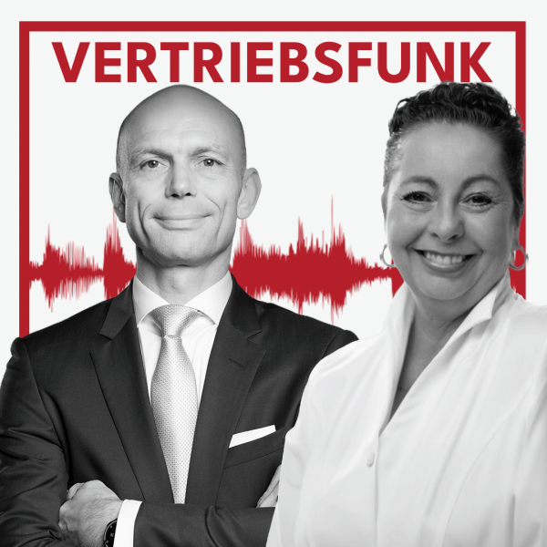Schwarz-Weiß-Foto von zwei Personen vor weißem Hintergrund. Links Christopher Funk im dunklen Anzug mit Krawatte und verschränkten Armen, rechts Sabine Lanius mit einem weißen Hemd und Ohrringen, die lächelt. Dazwischen eine rote Audiowelle, darüber der rote Titel „VERTRIEBSFUNK“. Das Bild steht für die Podcast-Folge über Karriereentwicklung für Führungskräfte.