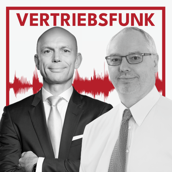 Schwarz-weiß Porträt von zwei lächelnden Männern (Christopher Funk links im dunklen Anzug mit Krawatte und verschränkten Armen, Dirk Oevermann rechts im weißen Hemd mit Brille und grauer Krawatte) vor weißem Hintergrund. Dahinter verläuft ein markantes rotes Schallwellen-Muster. Im oberen Bereich steht in roten Großbuchstaben der Titel "VERTRIEBSFUNK".