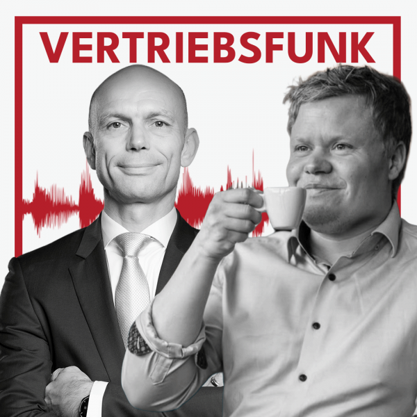 Schwarz-weiß Porträt von zwei lächelnden Männern (Christopher Funk links im dunklen Anzug mit Krawatte und verschränkten Armen, Matthias Niggehoff rechts im hellen Hemd mit Kaffeetasse) vor weißem Hintergrund. Dahinter verläuft ein markantes rotes Schallwellen-Muster. Im oberen Bereich steht in roten Großbuchstaben der Titel "VERTRIEBSFUNK".