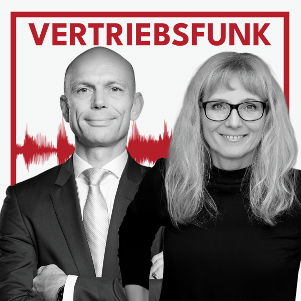 Podcast-Cover des VertriebsFunk mit zwei lächelnden Personen. Links der Host im formellen dunklen Anzug mit heller Krawatte und verschränkten Armen, rechts die Gastgeberin Pia Tischer mit Brille, schulterlangen hellen Haaren und einem schwarzen Rollkragenpullover. Im Hintergrund eine rote Audiowelle auf weißem Grund und oben der rote Schriftzug „VERTRIEBSFUNK“, umrahmt von einem roten Rahmen.
